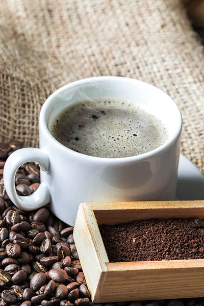 Taza de café y granos de café — Foto de Stock