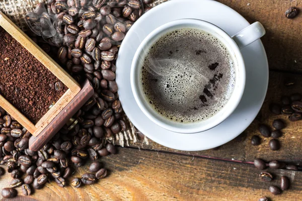 Taza de café y granos de café — Foto de Stock