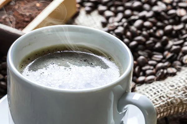 コーヒーカップとコーヒー豆 — ストック写真