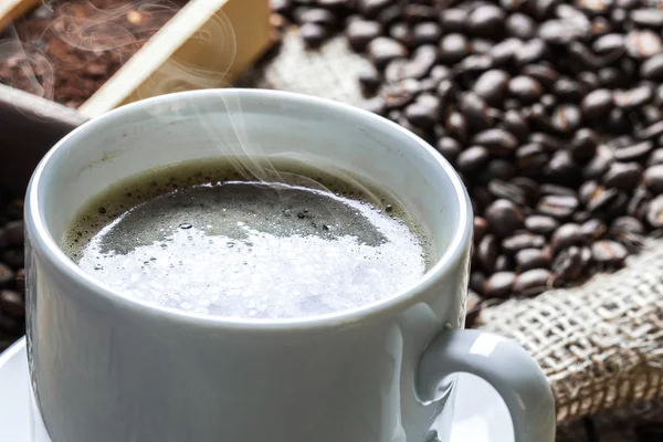 Xícara de café e grãos de café — Fotografia de Stock