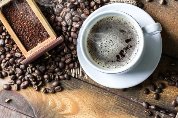 Xícara de café e grãos de café — Fotografia de Stock