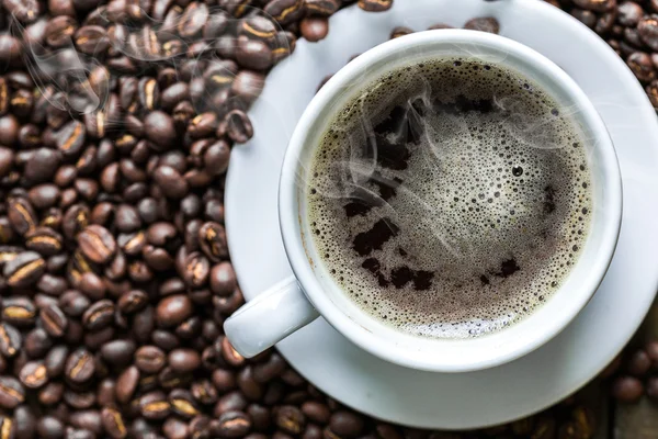 Kahve fincanı ve kahve çekirdeği.