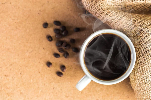 コーヒーカップとコーヒー豆 — ストック写真