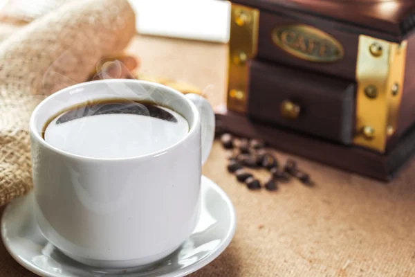 Kaffeetasse und Kaffeebohnen — Stockfoto