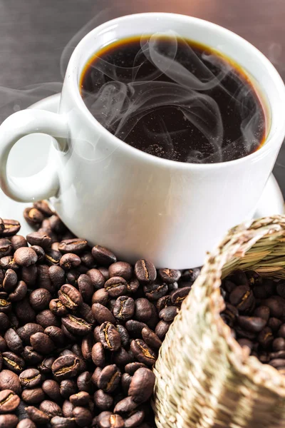 Xícara de café e grãos de café — Fotografia de Stock