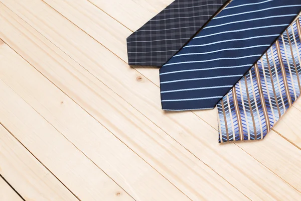 Krawaty na podłogi drewniane — Zdjęcie stockowe