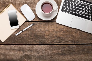 Ahşap masa üzerinde çalışma alanı