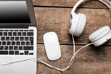 Ahşap masa üzerinde çalışma alanı