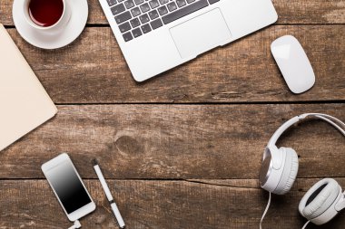 Ahşap masa üzerinde çalışma alanı