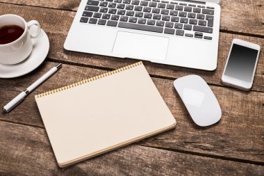 Ahşap masa üzerinde çalışma alanı