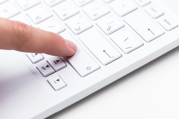 Man handen te typen op een laptop toetsenbord — Stockfoto