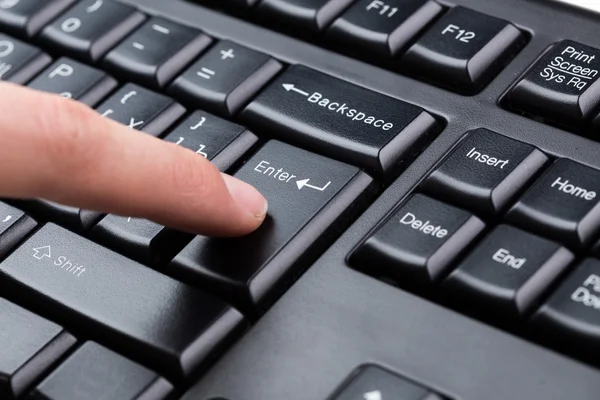 Männerhände tippen auf Laptop-Tastatur — Stockfoto