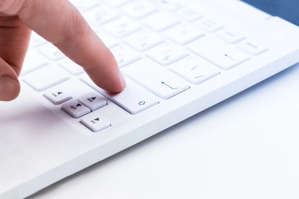 Mãos de homem digitando no teclado do laptop — Fotografia de Stock