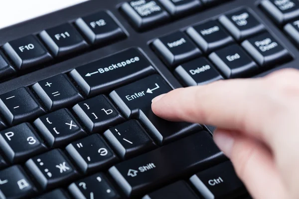 Männerhände tippen auf Laptop-Tastatur — Stockfoto