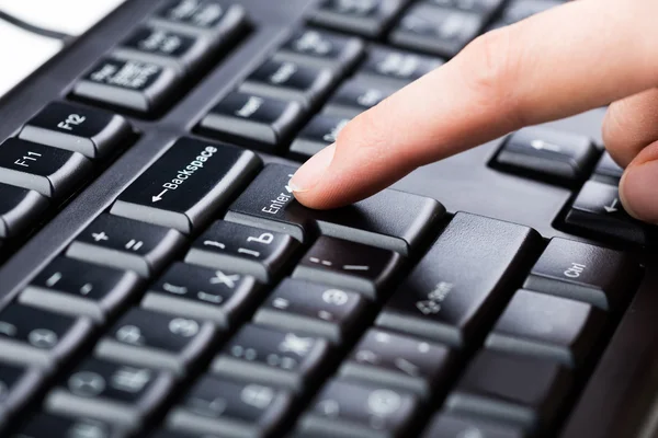 Man handen te typen op een laptop toetsenbord — Stockfoto