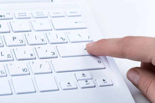 Τα χέρια του ανθρώπου δακτυλογράφηση στο πληκτρολόγιο lap-top — Φωτογραφία Αρχείου