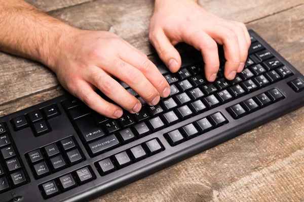 Mužské ruce na klávesnici — Stock fotografie
