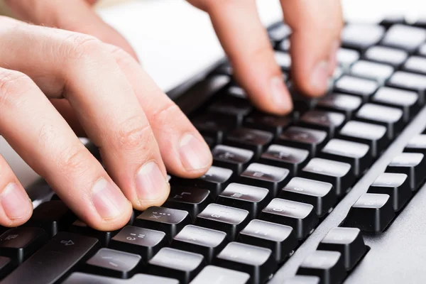 Männliche Hände auf der Tastatur — Stockfoto