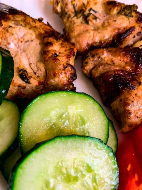 Et ve sebzeli bir tabak yemek.