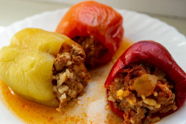 Doldurulmuş yeşil, kırmızı ve turuncu biberli et ve pilav. Panoramik resim