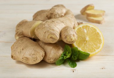 Ahşap arka planda taze zencefil