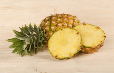 Ahşap arka planda ananas