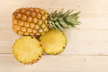 Ahşap arka planda ananas
