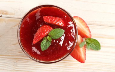 Ahşap arka plan üzerinde çilek reçeli