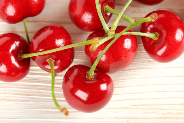 Cerezas sobre fondo de madera — Foto de Stock