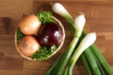 ahşap zemin üzerine soğan