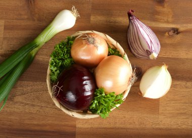 ahşap zemin üzerine soğan