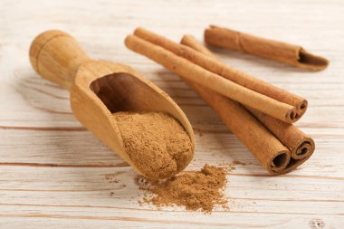 ahşap zemin üzerine tarçın