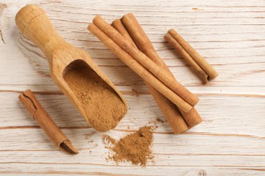 ahşap zemin üzerine tarçın