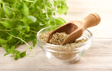 ahşap bir zemin üzerine kekik