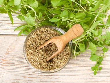 ahşap bir zemin üzerine kekik