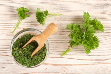 ahşap zemin üzerine maydanoz