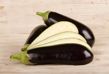 ahşap arka plan üzerinde patlıcan