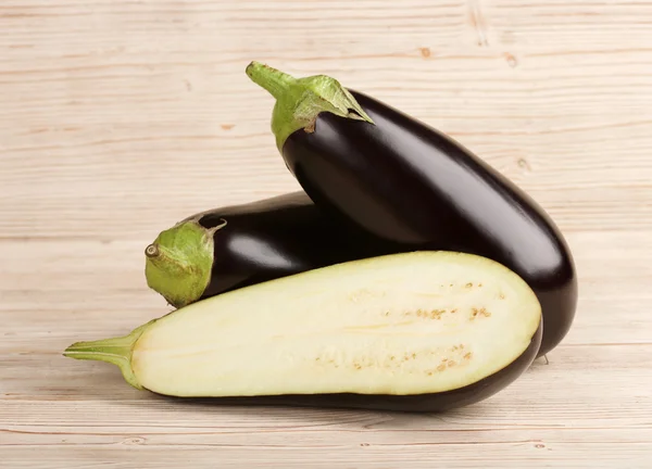 Aubergine auf einem hölzernen Hintergrund — Stockfoto