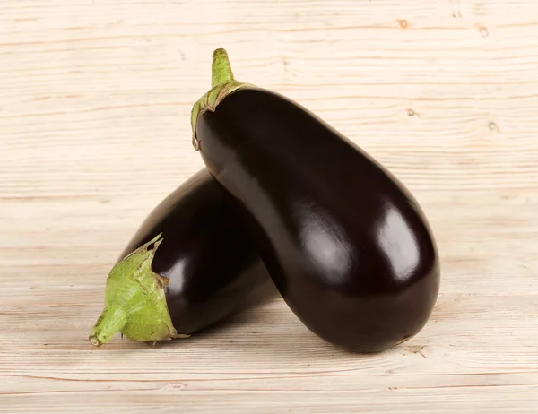 Aubergine auf einem hölzernen Hintergrund — Stockfoto