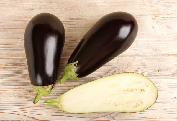 Aubergine auf einem hölzernen Hintergrund — Stockfoto