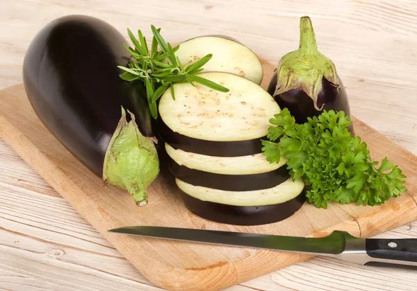 Aubergine auf einem hölzernen Hintergrund — Stockfoto