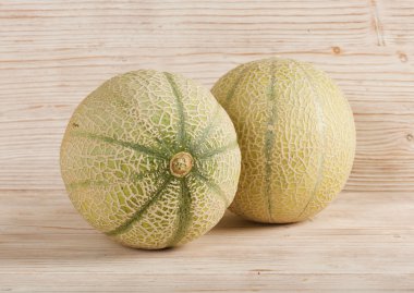 Ahşap bir arka planda kavun