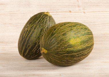 Ahşap bir arka planda kavun