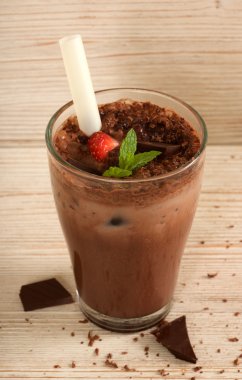 ahşap arka plan üzerinde çikolatalı milkshake