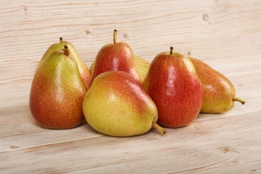 Ahşap bir arka planda armutlar