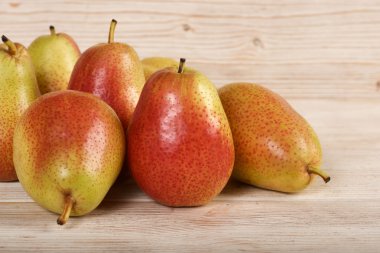 Ahşap bir arka planda armutlar