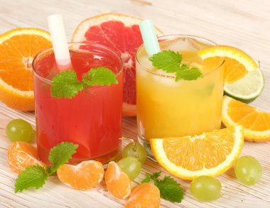 ahşap bir zemin üzerine taze meyve suları