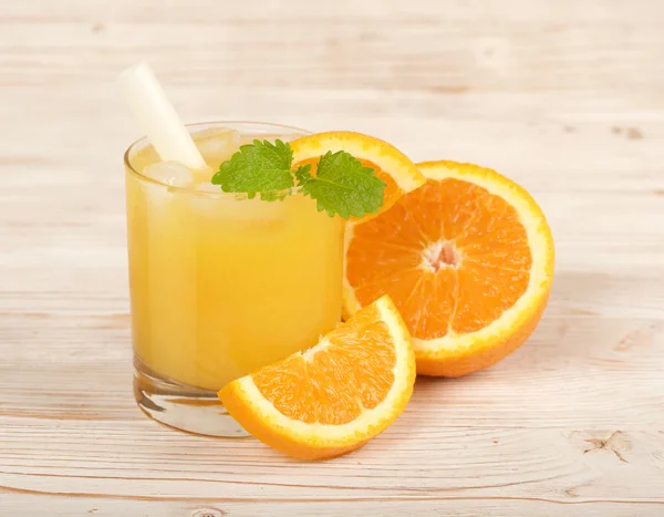 鲜橙汁木制背景上 — 图库照片