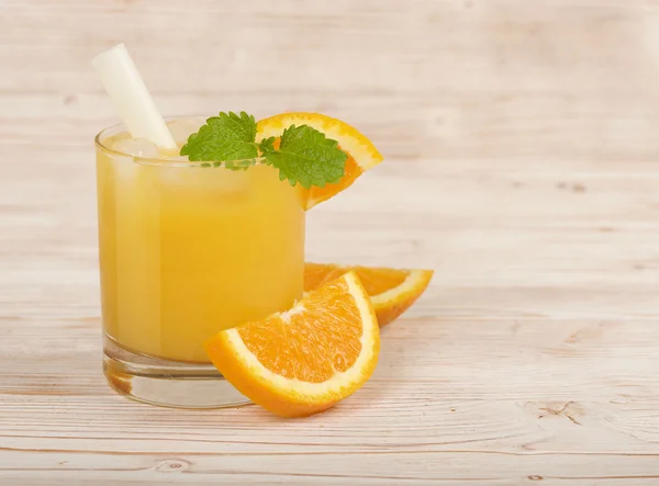 鲜橙汁木制背景上 — 图库照片