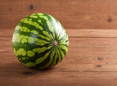 karpuz ahşap arka plan üzerinde